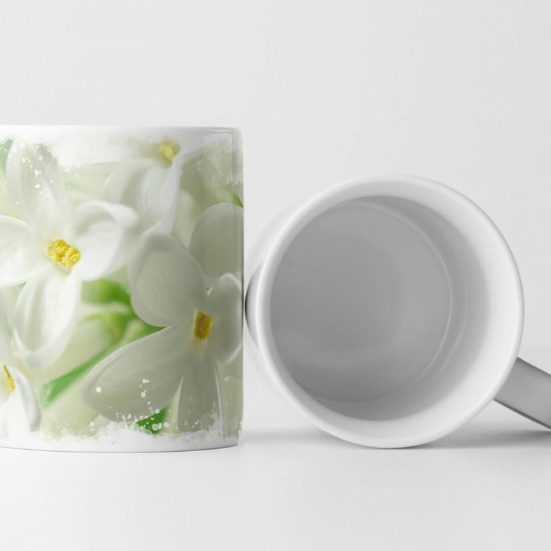 Tasse Geschenk Naturfotografie – Weiße Blumen mit pastellgrünem Hintergrund