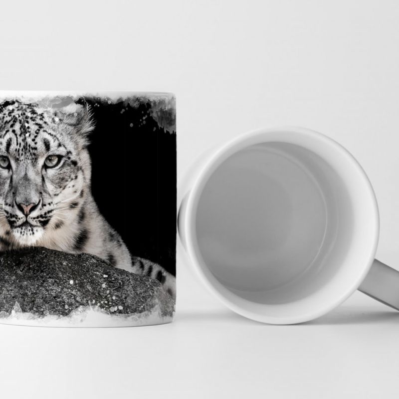 Tasse Geschenk Tierfotografie – Schneeleopard auf Felsen