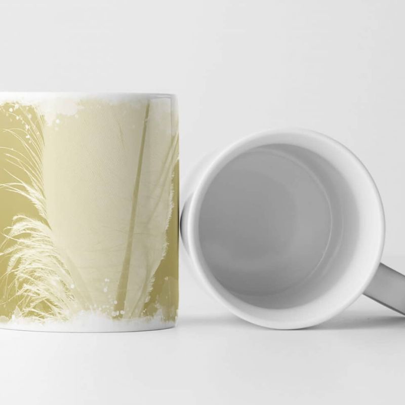 Tasse Geschenk Naturfotografie – Weiße Feder vor ockerfarbenen Grund