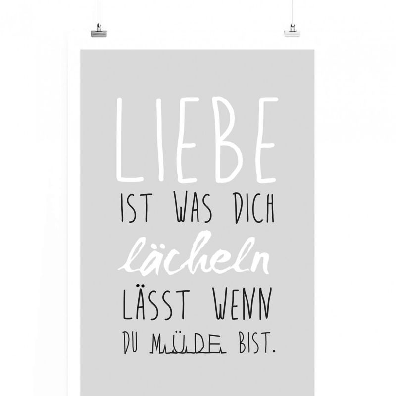 Poster in 60x90cm – Liebe ist was dich lächeln lässt wenn du müde bist.