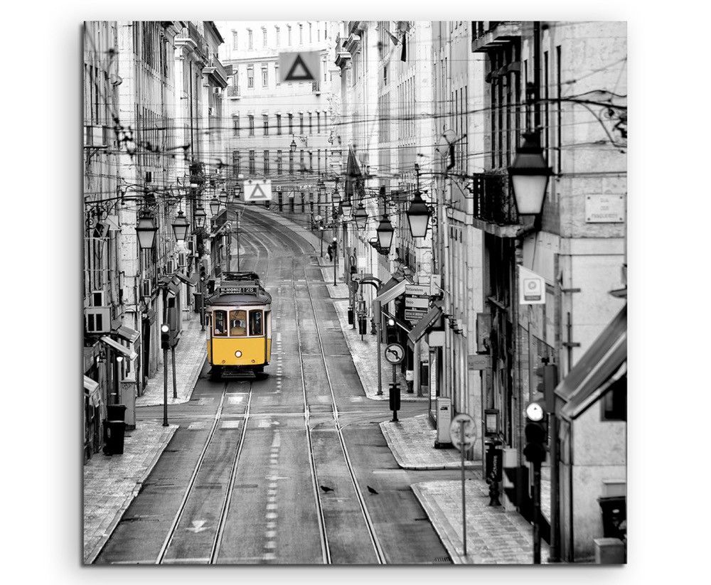 Naturfotografie –  Gelbe Straßenbahn in Lissabon, Portugal auf Leinwand