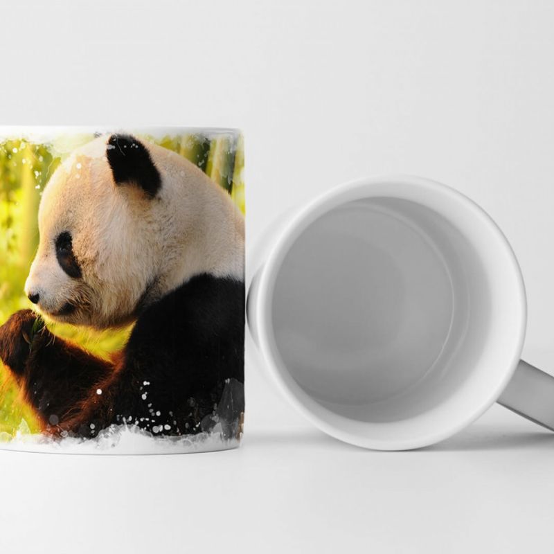 Tasse Geschenk Tierfotografie – Sitzender Pandabär beim Essen