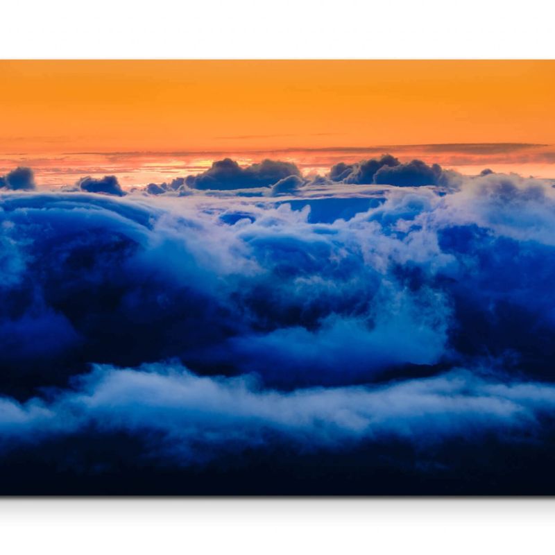 Wolken hängen zwischen den Bergen – Leinwandbild