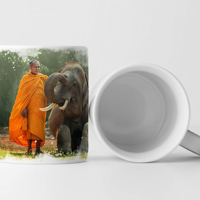 Tasse Geschenk Tierfotografie – Buddhistischer Mönch mit Babyelefant