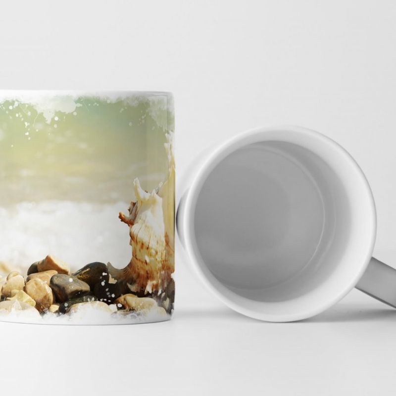 Tasse Geschenk Steine und Muscheln am Strand