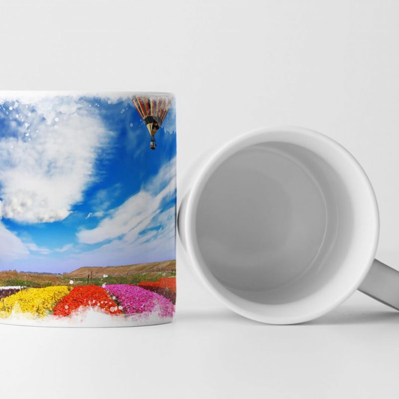 Tasse Geschenk Landschaftsfotografie – Buntes Blumenfeld mit Heißluftballon