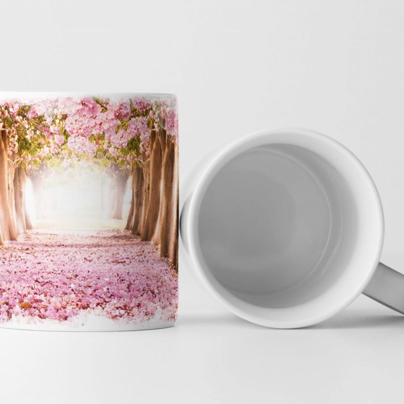 Tasse Geschenk Landschaftsfotografie – Kirschbaumallee mit rosa Blütenblättern