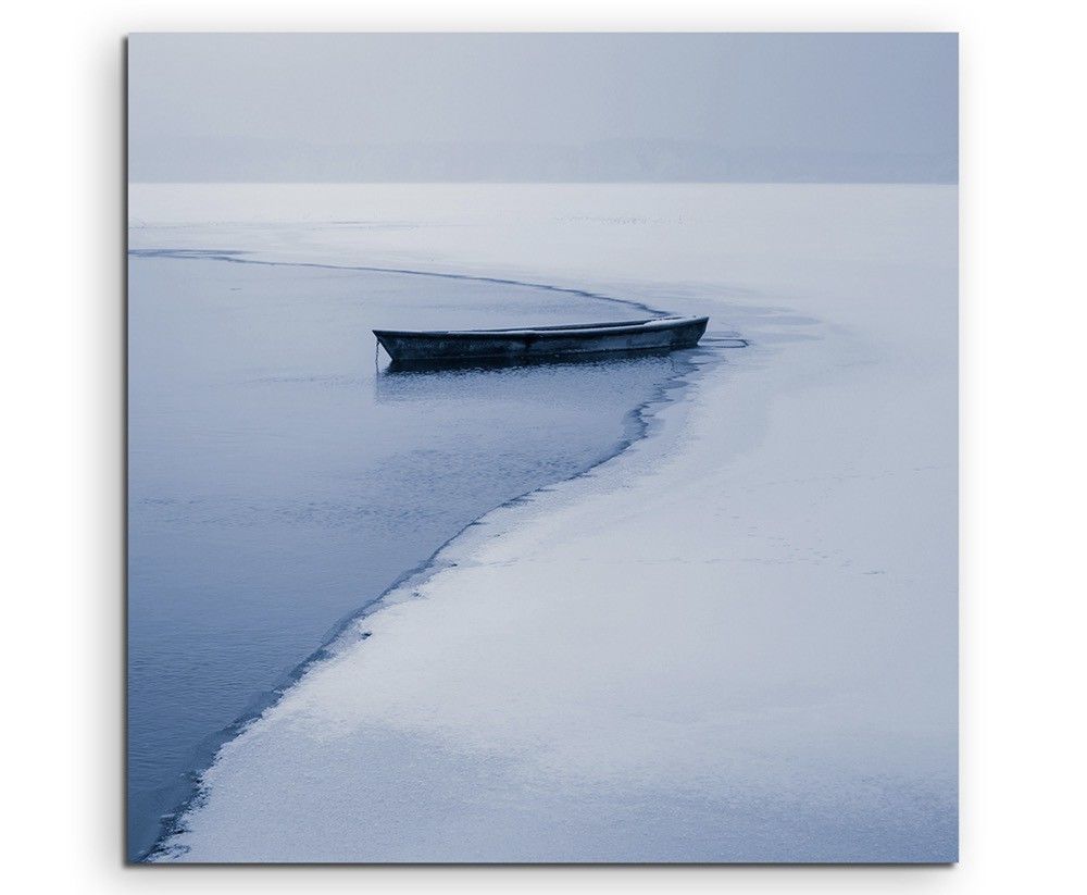 Landschaftsfotografie –   Einsames Boot am eingefrorenen See auf Leinwand